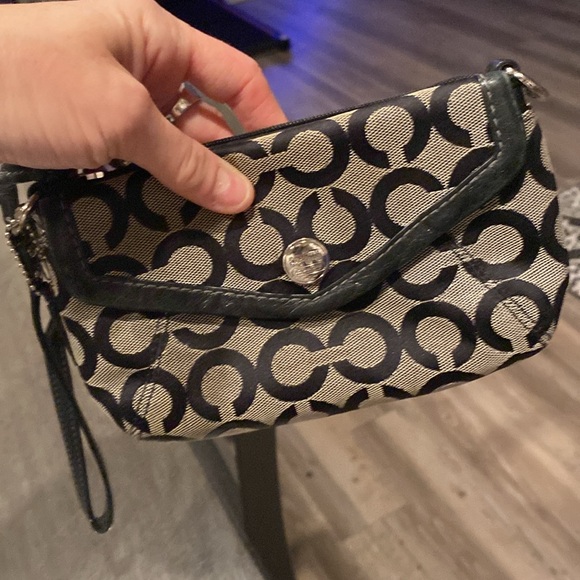 SOLD Coach super cute wristlet 🖤🖤like new 🖤🖤 Color block adorable little bag- - Picture 4 of 15